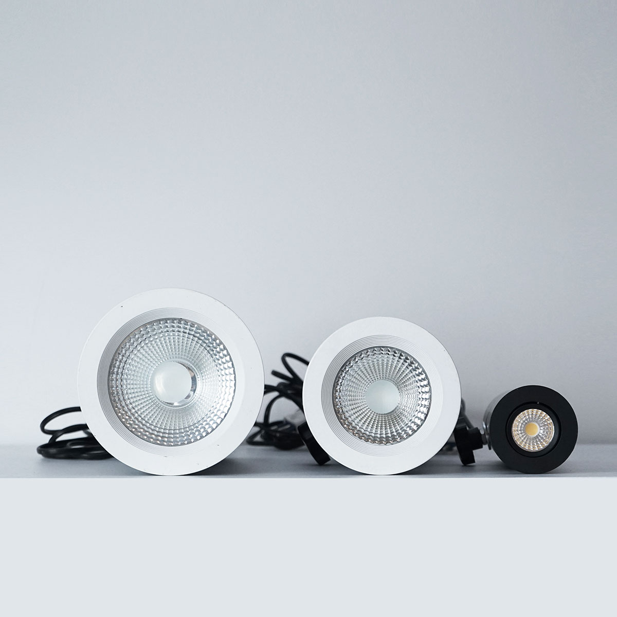 Ausstellungsstand mit Regalen und Ausstellungsnischen