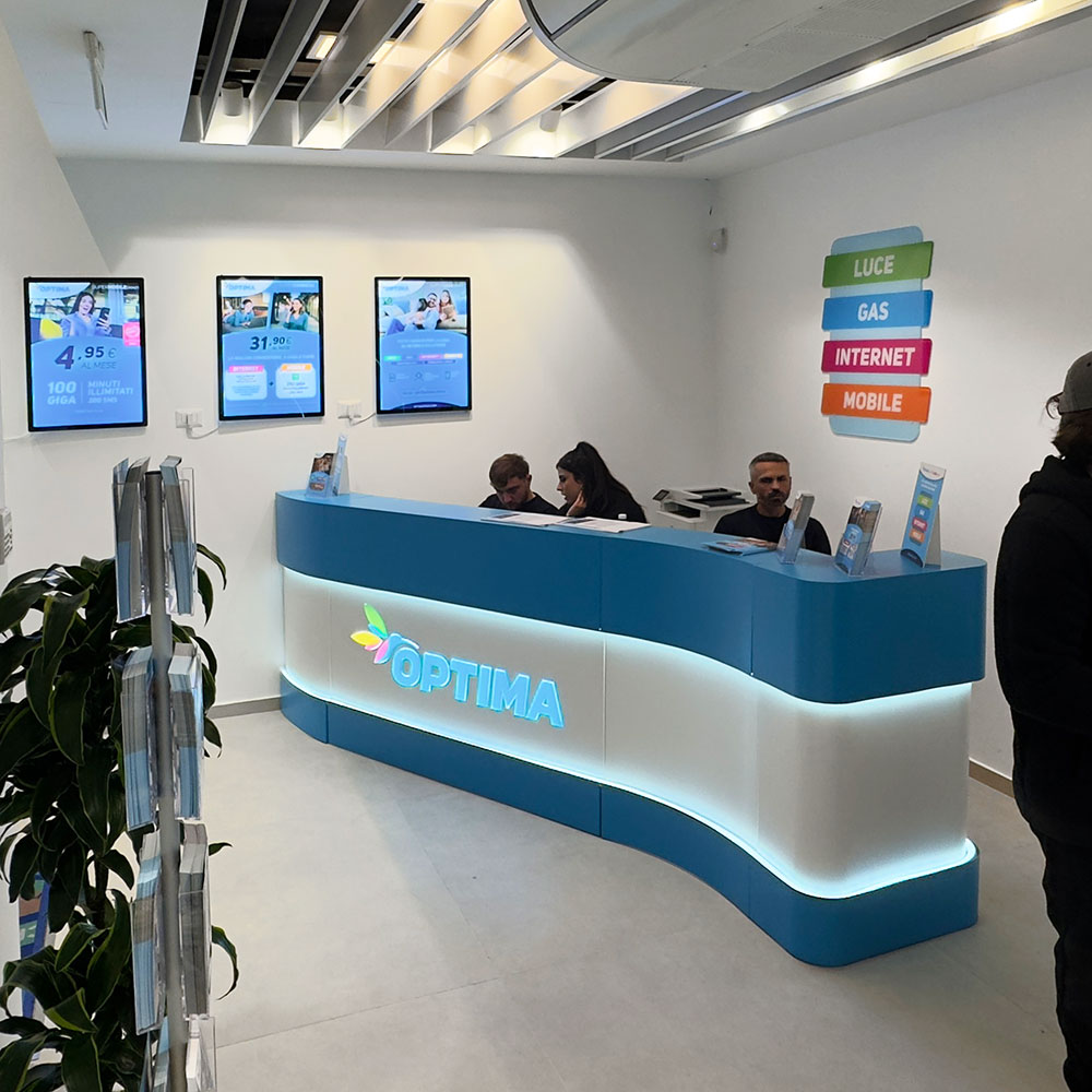 Ausstellungsstand mit Regalen und Ausstellungsnischen