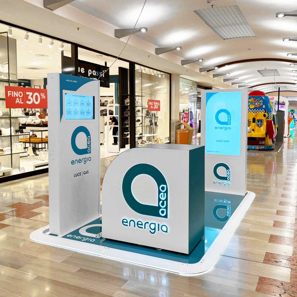 Ausstellungsstand mit Regalen und Ausstellungsnischen