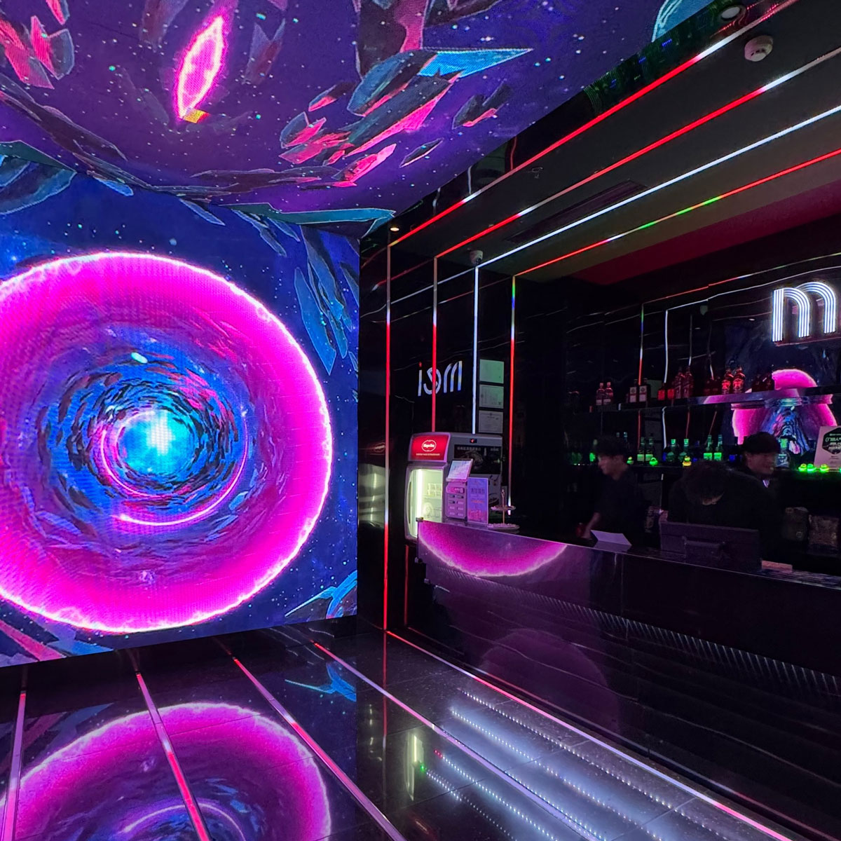 Ausstellungsstand mit Regalen und Ausstellungsnischen