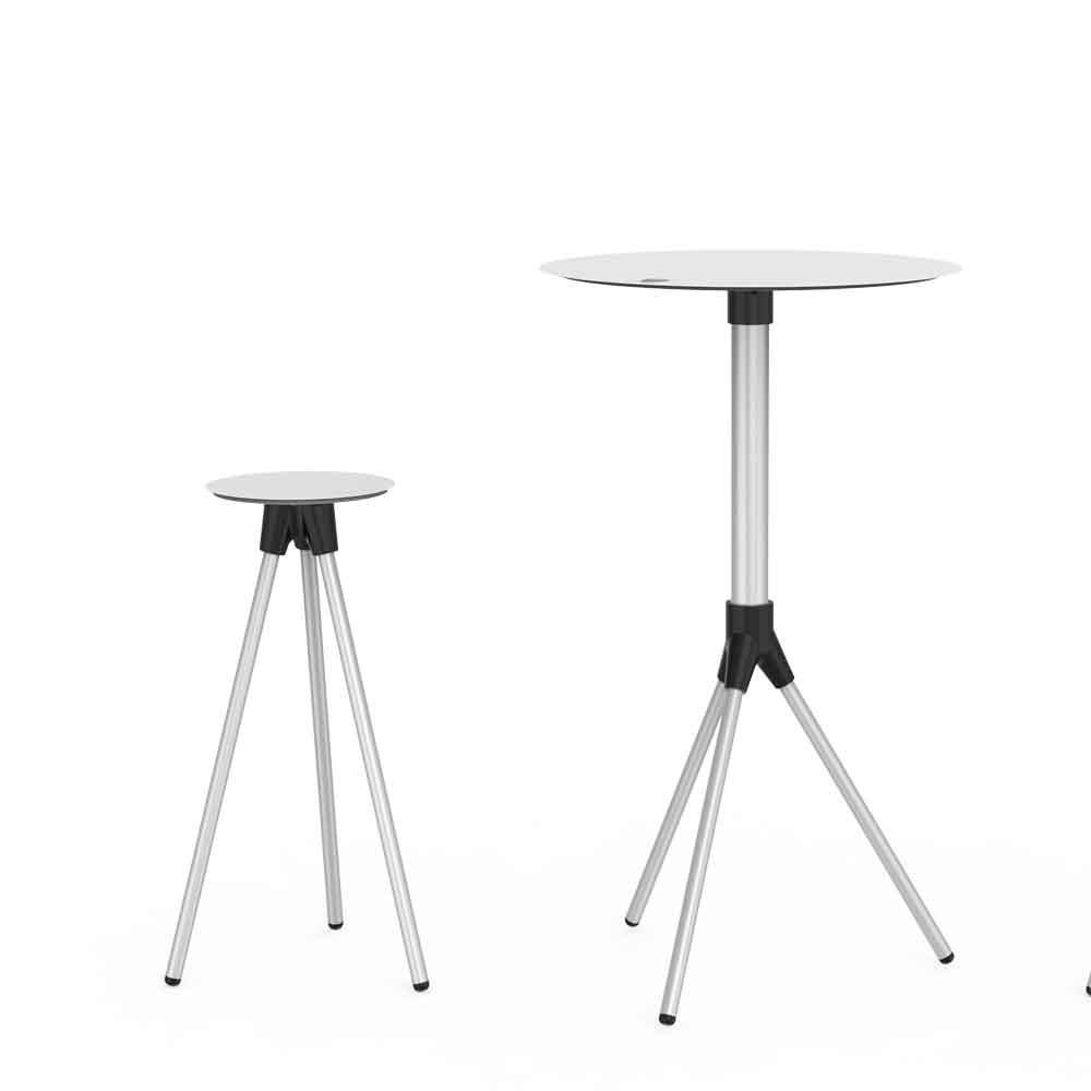 Ausstellungsstand mit Regalen und Ausstellungsnischen