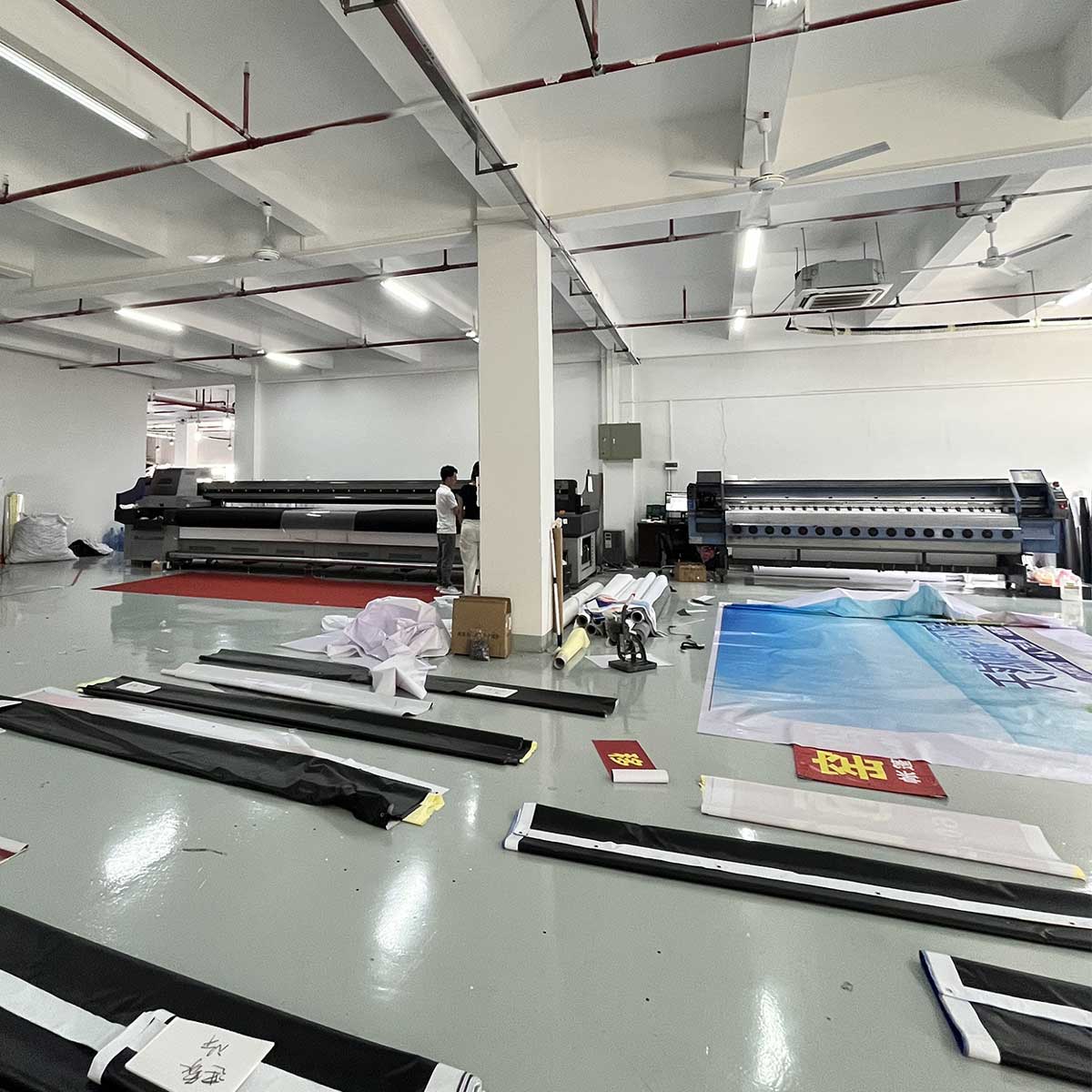 Ausstellungsstand mit Regalen und Ausstellungsnischen