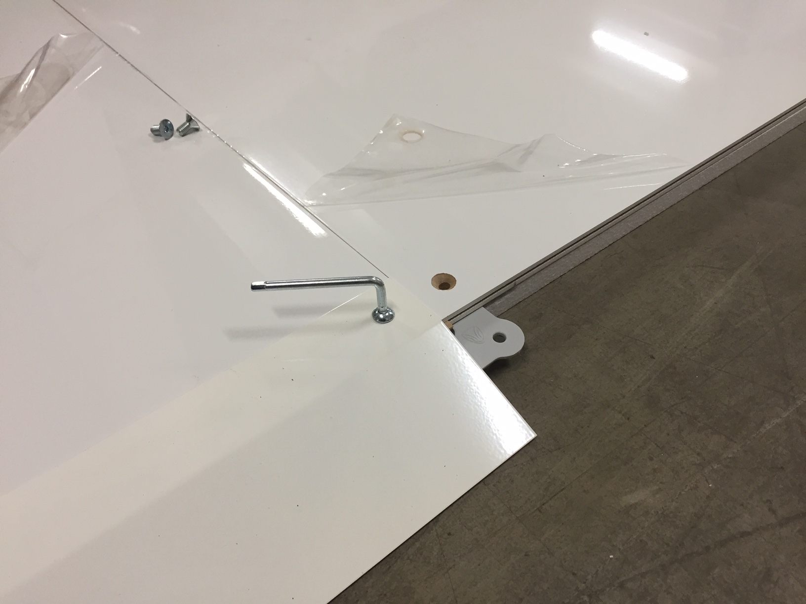 Ausstellungsstand mit Regalen und Ausstellungsnischen