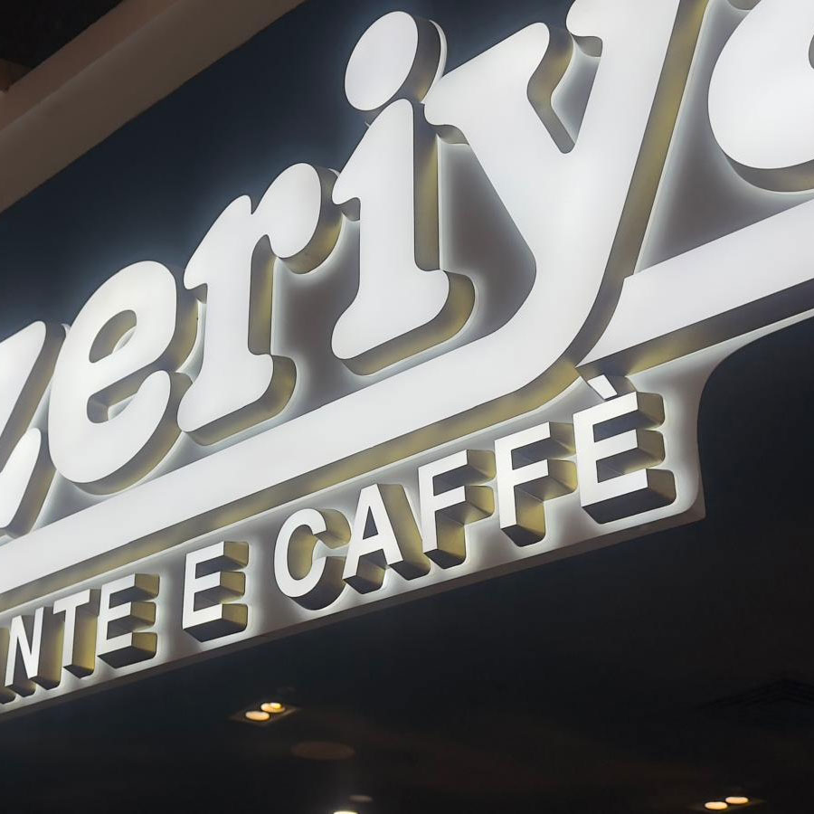 Ausstellungsstand mit Regalen und Ausstellungsnischen