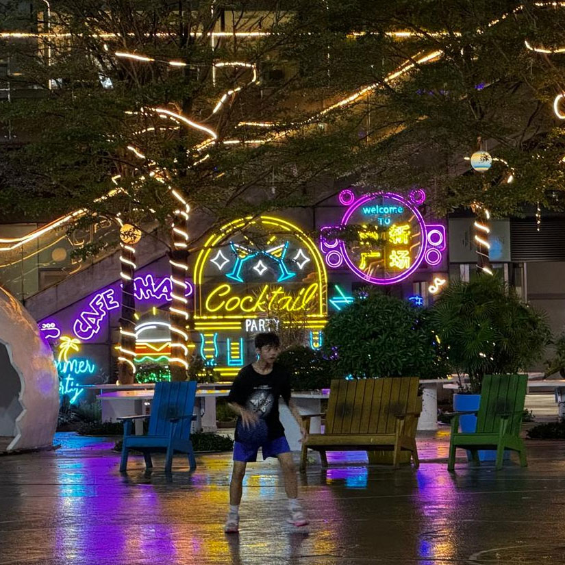 Ausstellungsstand mit Regalen und Ausstellungsnischen