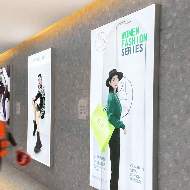 Ausstellungsstand mit Regalen und Ausstellungsnischen